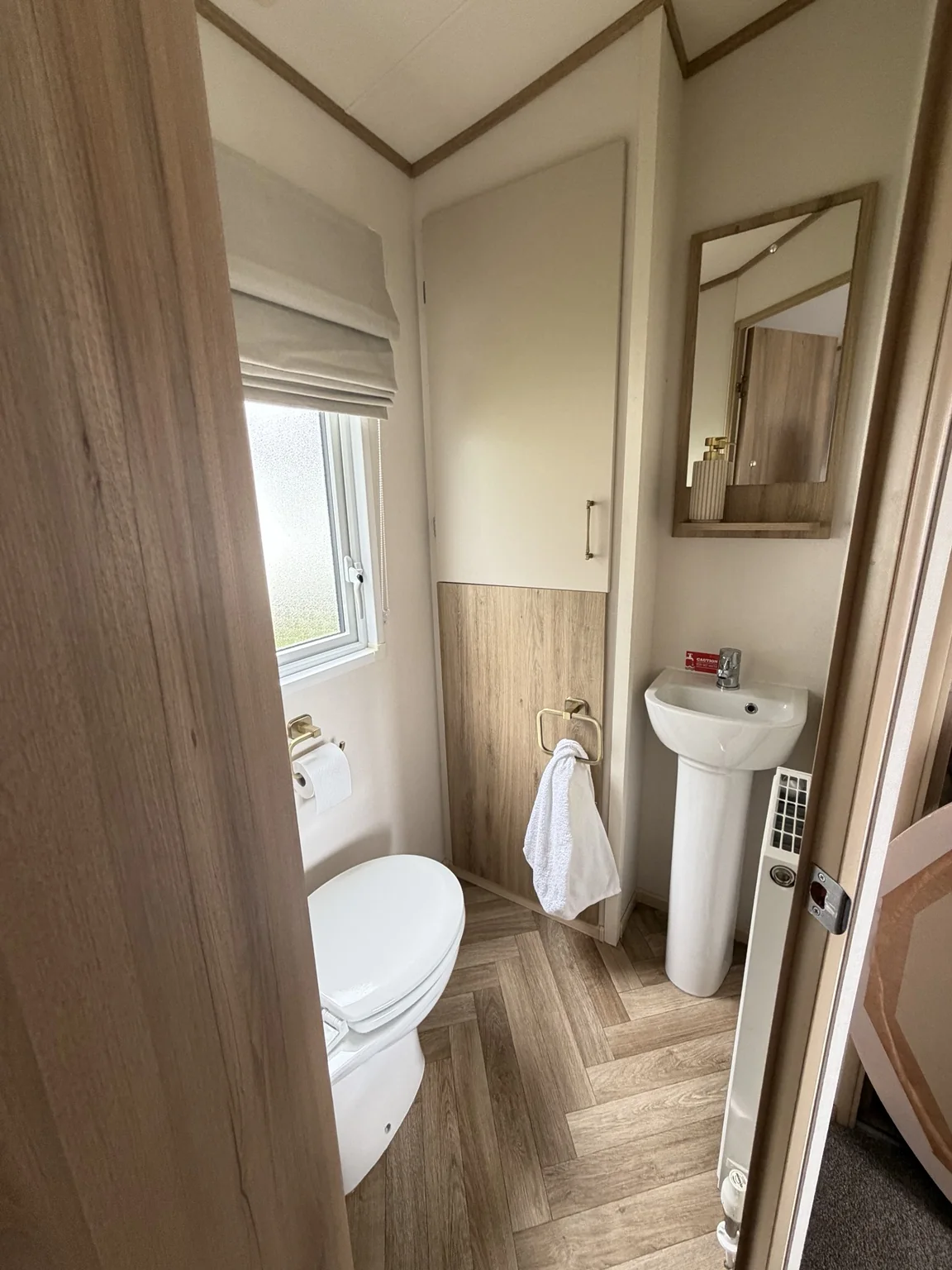 Second WC with toilet, basin and hand towel